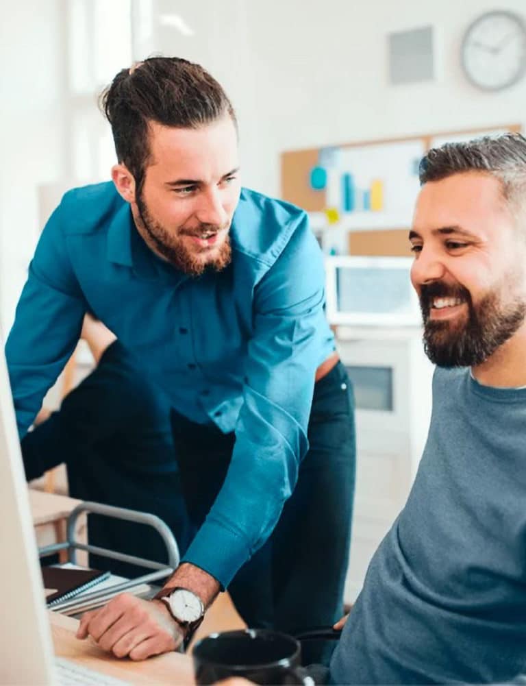 Kollege zeigt neue HR Software