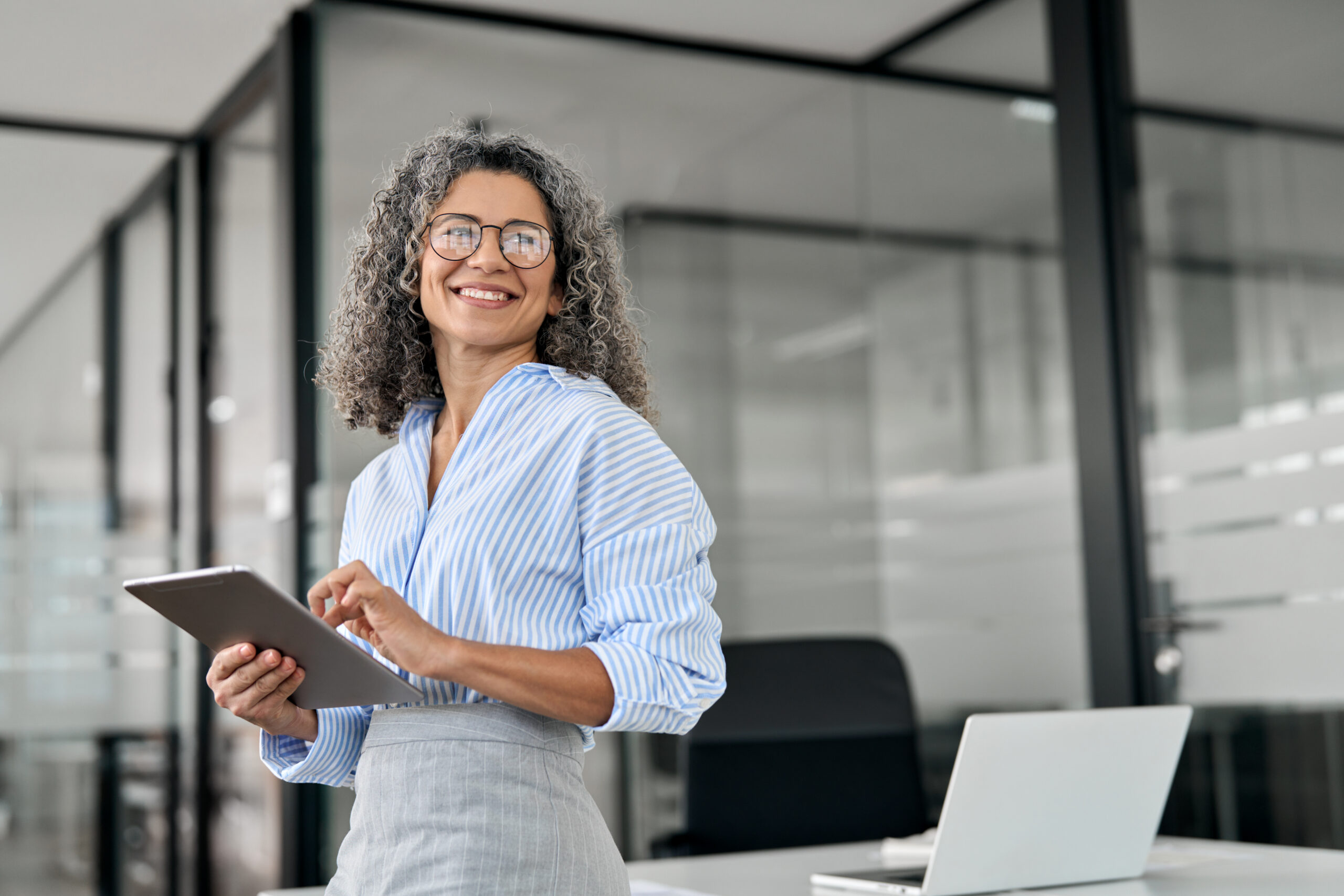 zu HR-Digitalisierung gehört ein digitaler Recruiting-Prozess, strukturiertes Onboarding und Offboarding, digitale Personalakten sowie datengetriebenes Personalcontrolling.