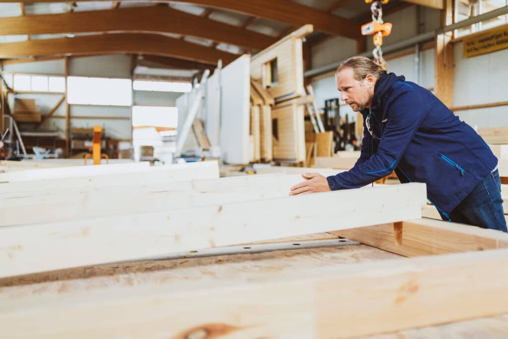 Menschen arbeiten im Handwerk und haben Zeit für Ideen