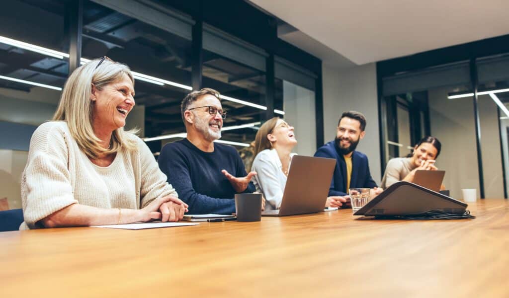 Glückliche Mitarbeiter am Arbeitsplatz