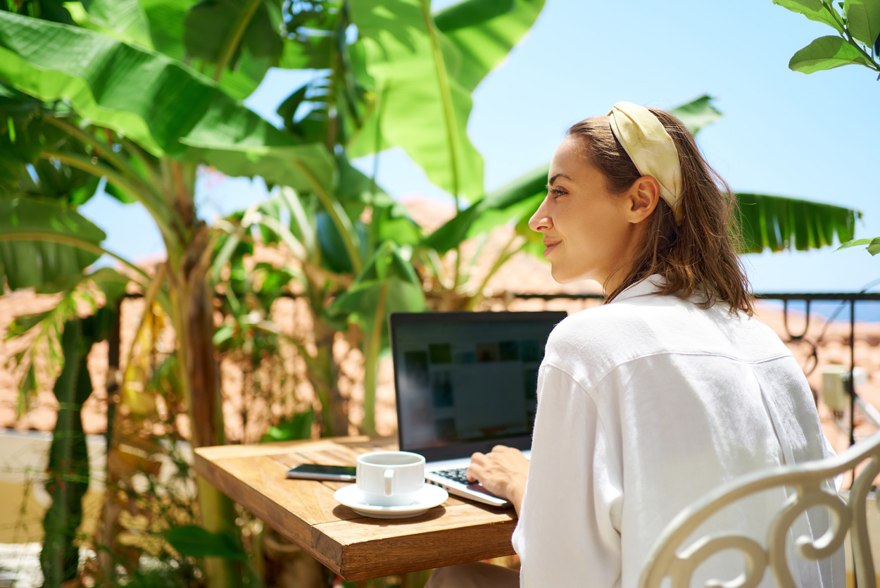 Arbeiten im Urlaub ist unter Umständen verboten Nach §8 Bundesurlaubsgesetz (BUrlG) darf der Arbeitnehmer während des Urlaubs keine dem Urlaubszweck widersprechende Erwerbstätigkeit leisten.