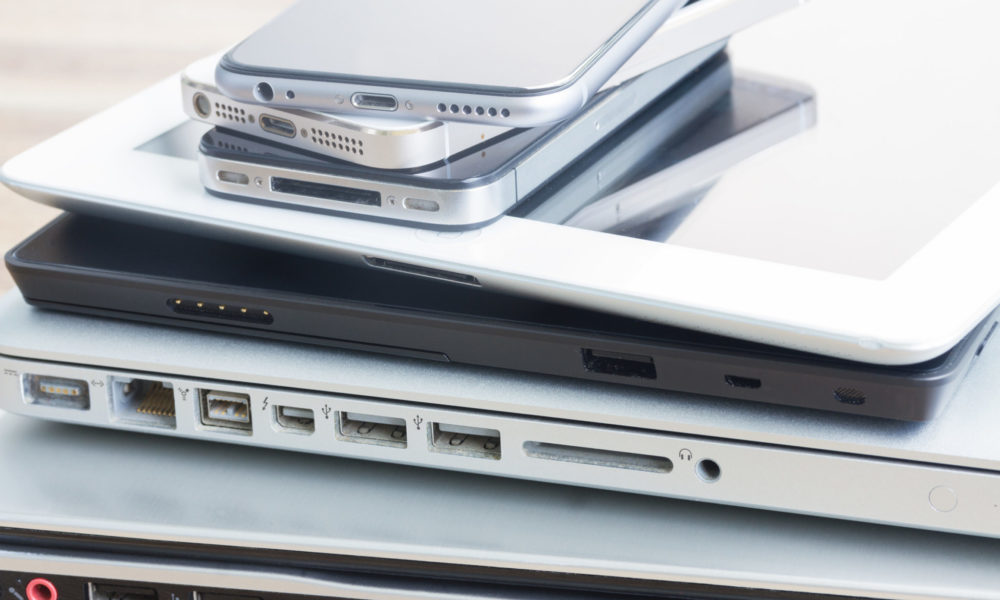 Unterschiedliche Arbeitsmittel liegen auf dem Tisch Unterschiedliche Arbeitsmittel liegen auf dem Tisch