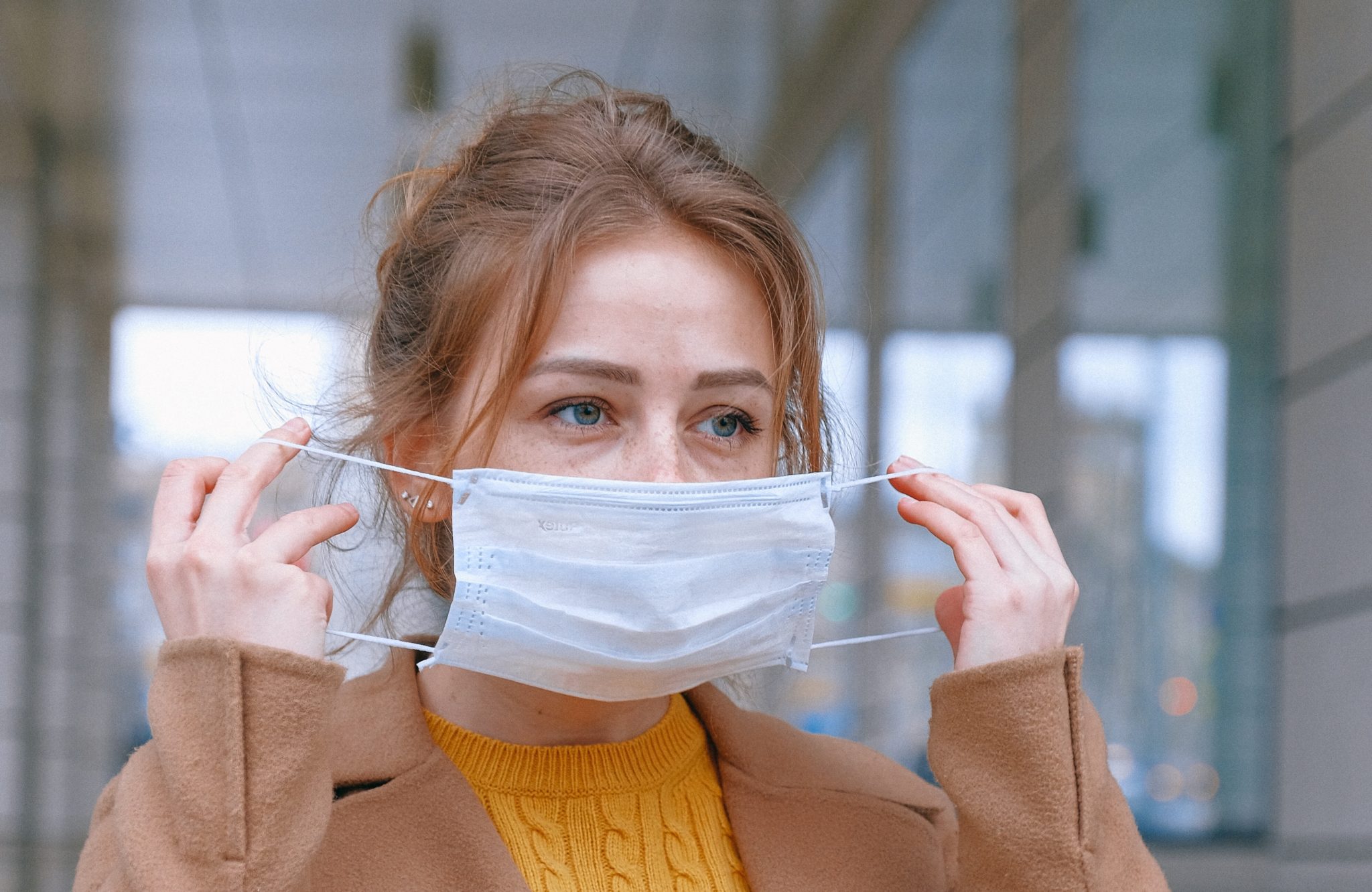 Frau mit Corona Maske
