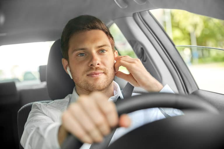 Mann hat digitale Führerscheinkontrolle unterwegs erledigt