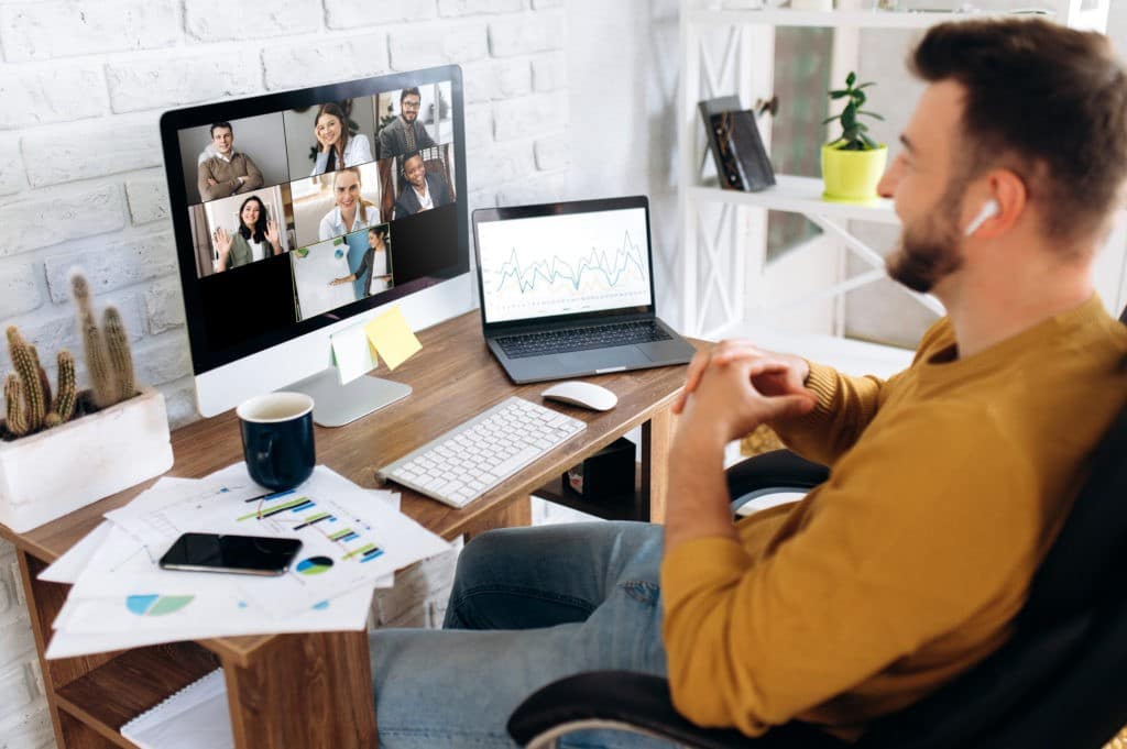 Mann macht Online Schulung am Desktop