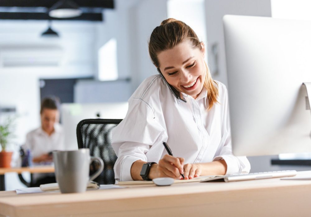 Frau telefoniert mit zur Einführung von HR WORKS mit dem Support Frau telefoniert mit zur Einführung von HR WORKS mit dem Support