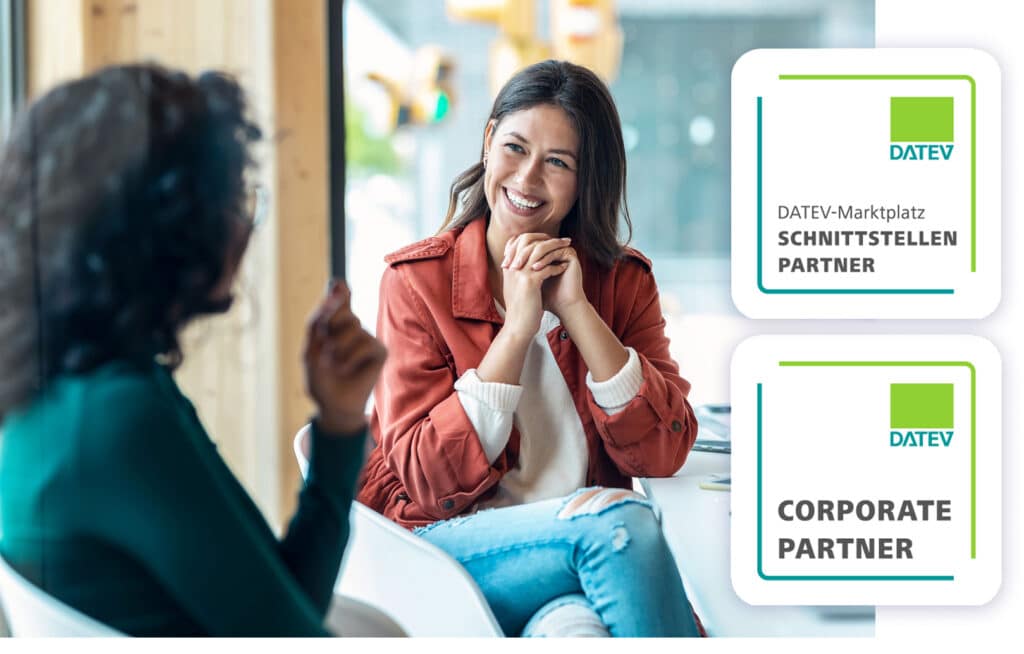 hr-software-datev-partner Frauen unterhalten sich über HR Software mit DATEV Partnerschaft im Büro