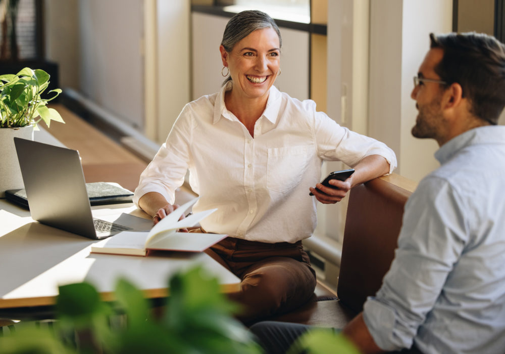 Frau spricht mit Mann über HR Software für den Mittelstand Frau spricht mit Mann über HR Software für den Mittelstand