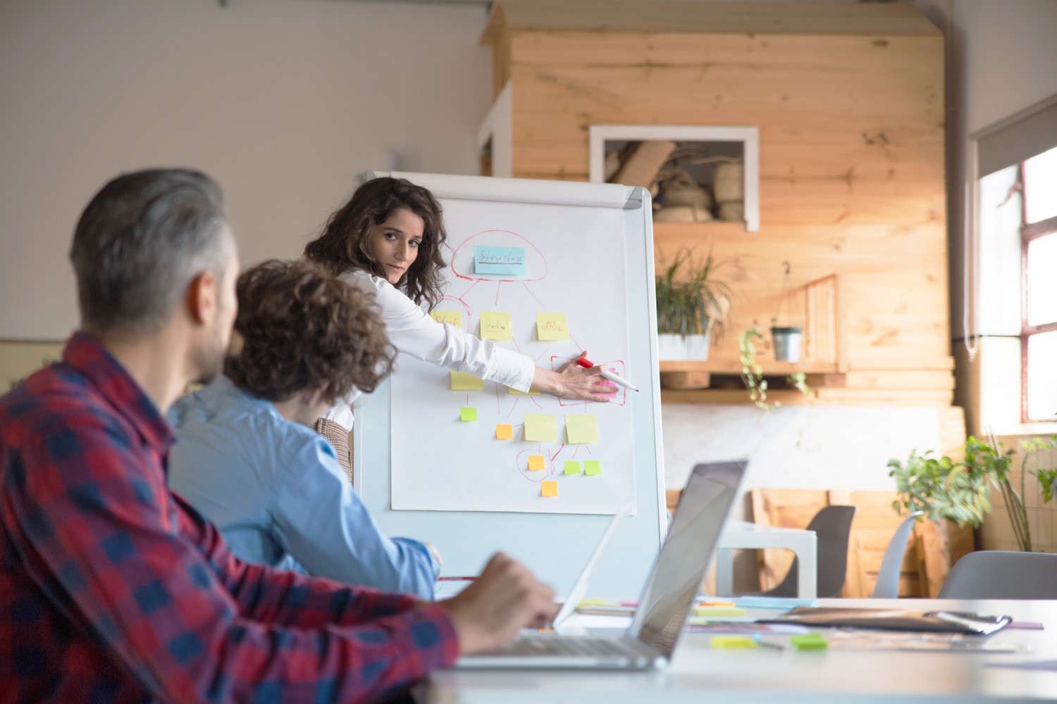 Die HR-Trends 2025 reichen von Krisenmanagent in HR bis hin zu generationengerechter HR.