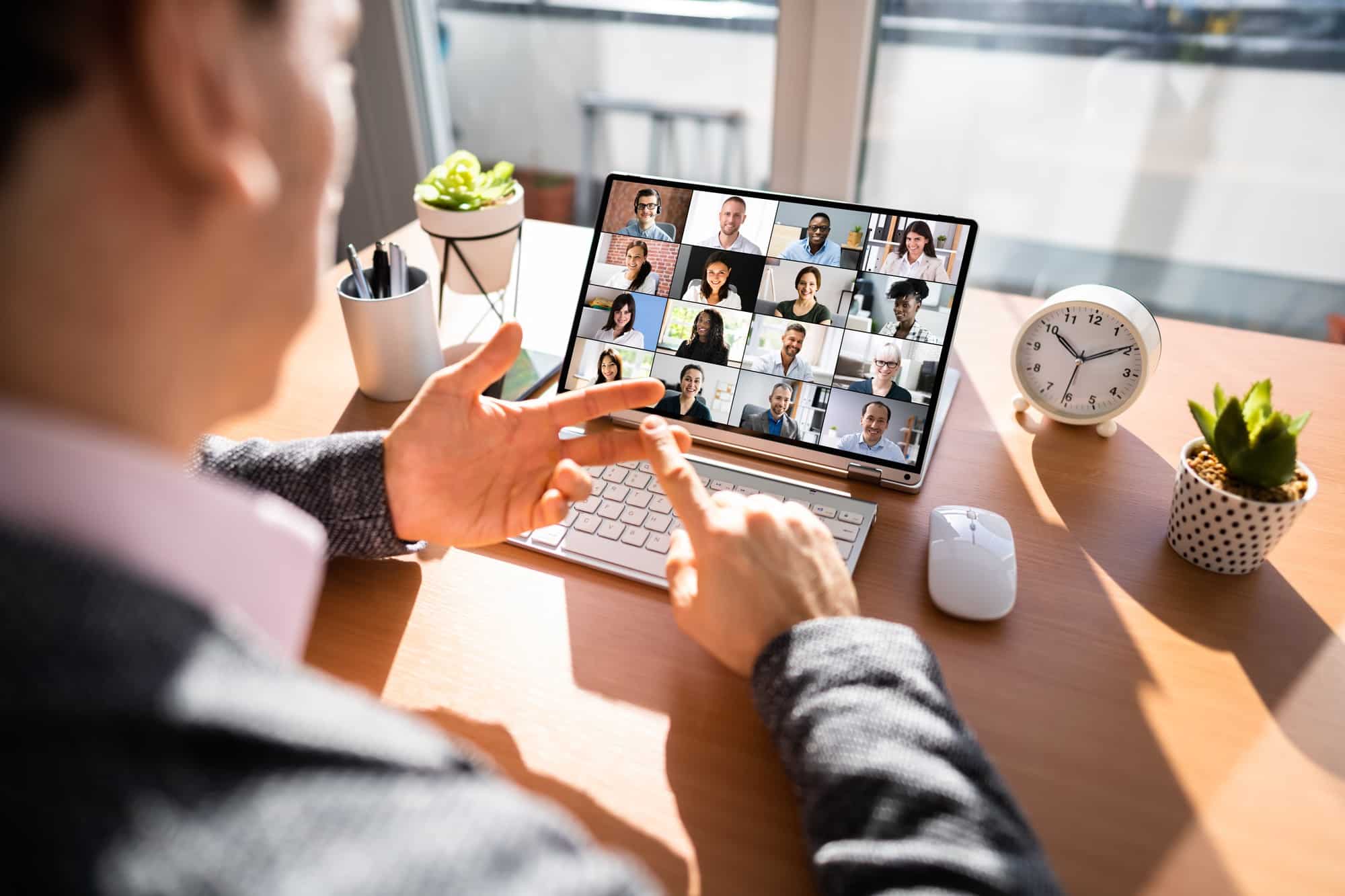Hybride Meetings sind Termine, an denen Menschen sowohl physisch als auch virtuell anwesend sind
