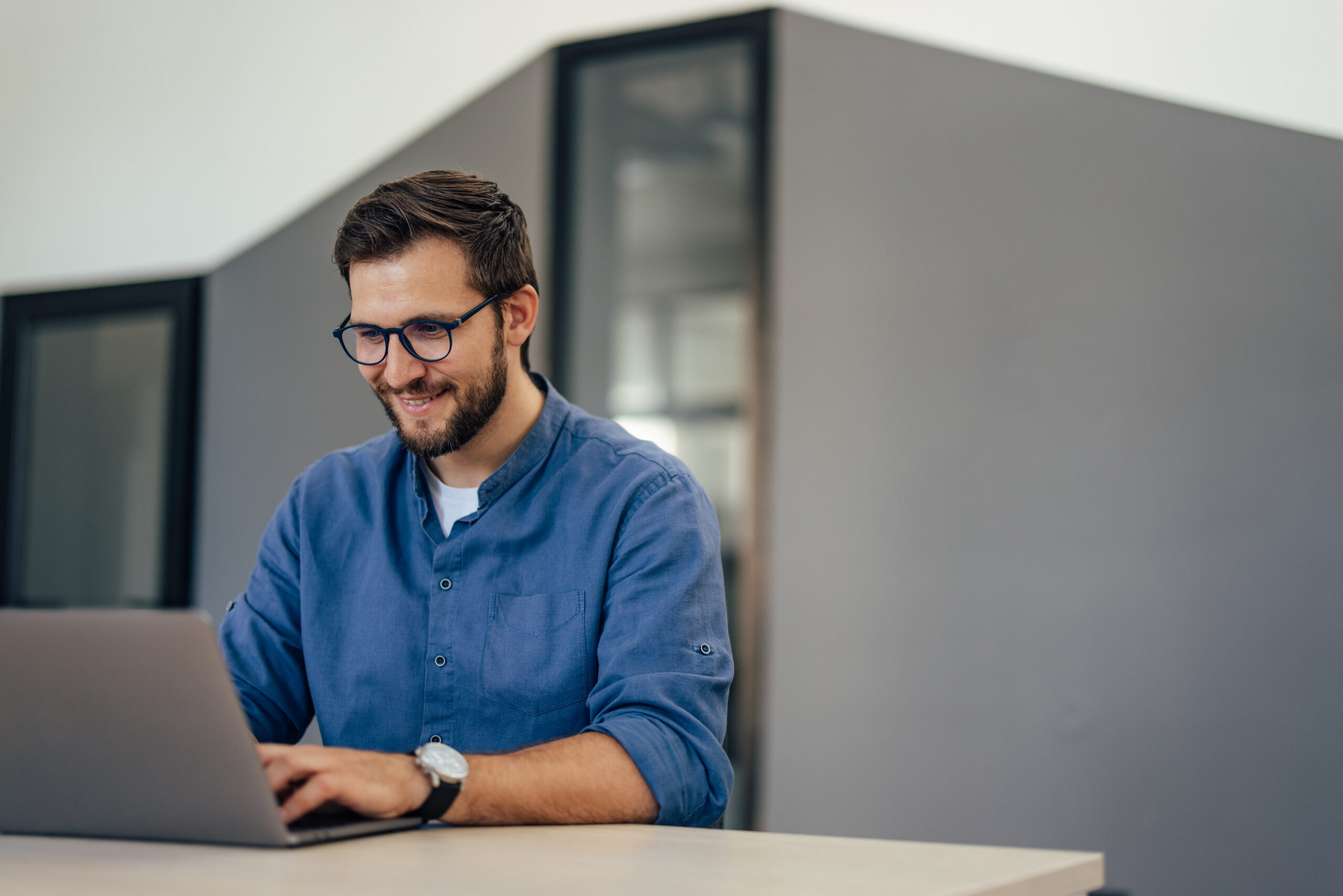 Job Hugging bezeichnet den Trend, trotz Unzufriedenheit aus Angst vor Veränderung zu lange im bestehenden Job zu bleiben.