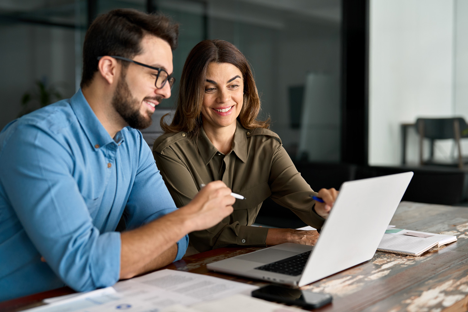 KI kann in der Personalentwicklung unter anderem Kompetenzlücken identifizieren sowie personalisierte Trainings und Karrierepfade entwickeln.