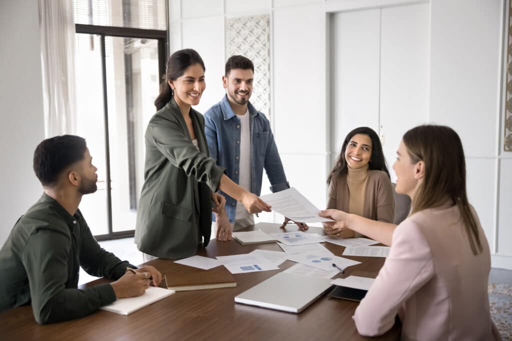 Ein Manteltarifvertrag ist ein Tarifvertrag, der die grundlegenden, übergeordneten Arbeitsbedingungen zwischen Arbeitgebern und Arbeitnehmern einer bestimmten Branche oder eines Unternehmens regelt.