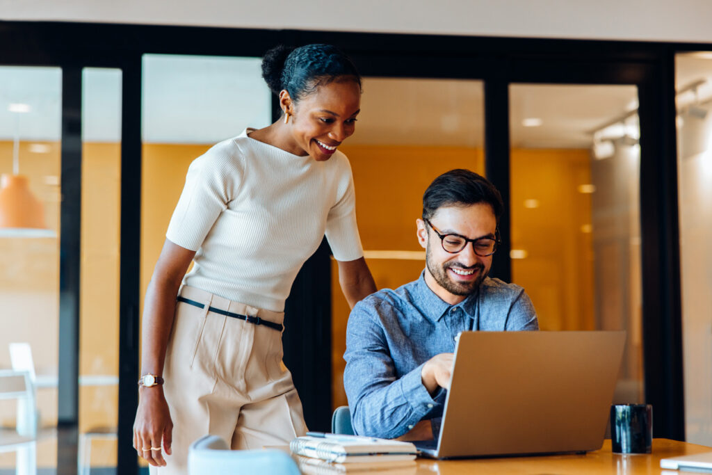 Zwei Mitarbeiter verfolgen online das Webinar