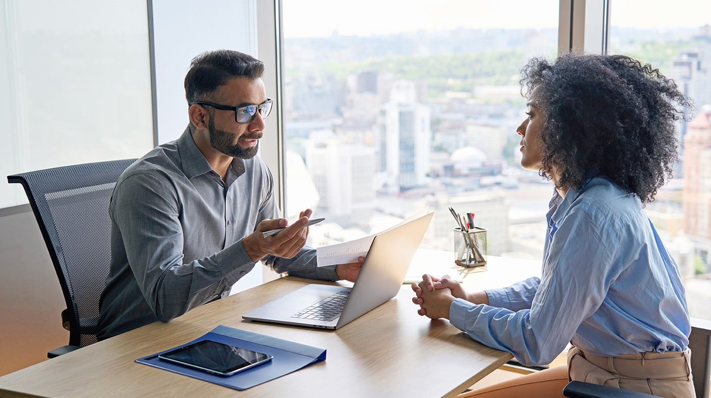 Ein Personaler beim Offboarding von Mitarbeitern