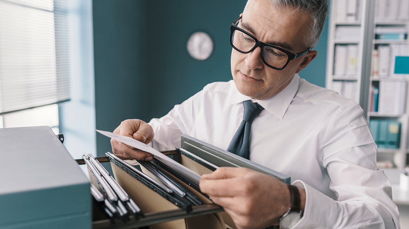 Personaler prüft Personaldaten von Mitarbeitern
