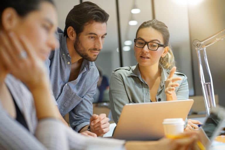HR Kollegen sehen sich ein Tool für die Personalverwaltung an