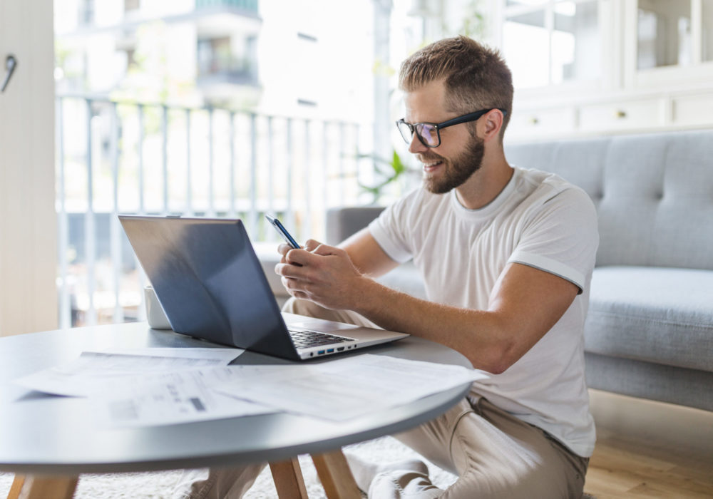 Mitarbeiter schaut sich Recruitment-Software an Mitarbeiter schaut sich Recruitment-Software an