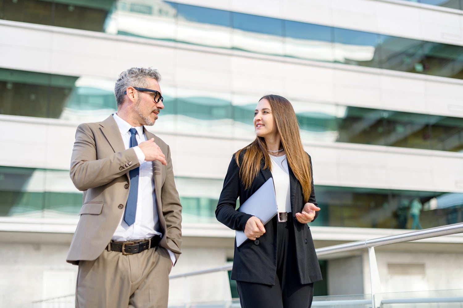 Reverse Mentoring ist ein umgekehrtes Mentorenprogramm. Ein älterer Kollege – der Mentee – lernt im Zweierteam von einem jüngeren, in diesem Fall dem Mentor.