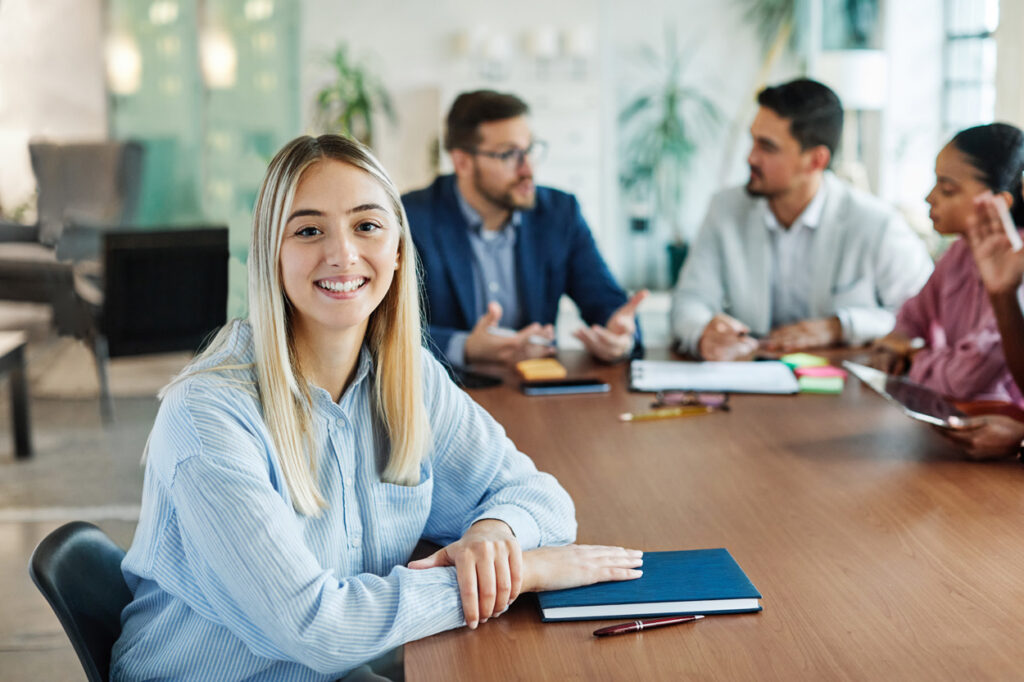 Reverse Recruiting bedeutet, dass Unternehmen sich bei potenziellen Kandidaten bewerben und nicht umgekehrt.