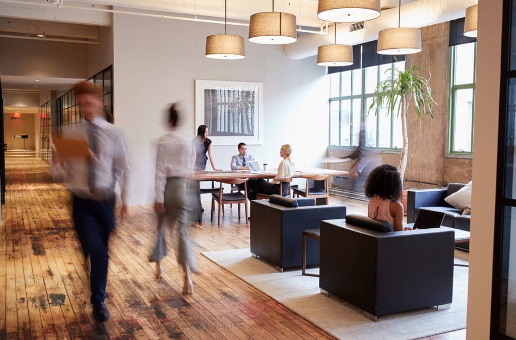 Menschen arbeiten im Büro Menschen arbeiten im Büro