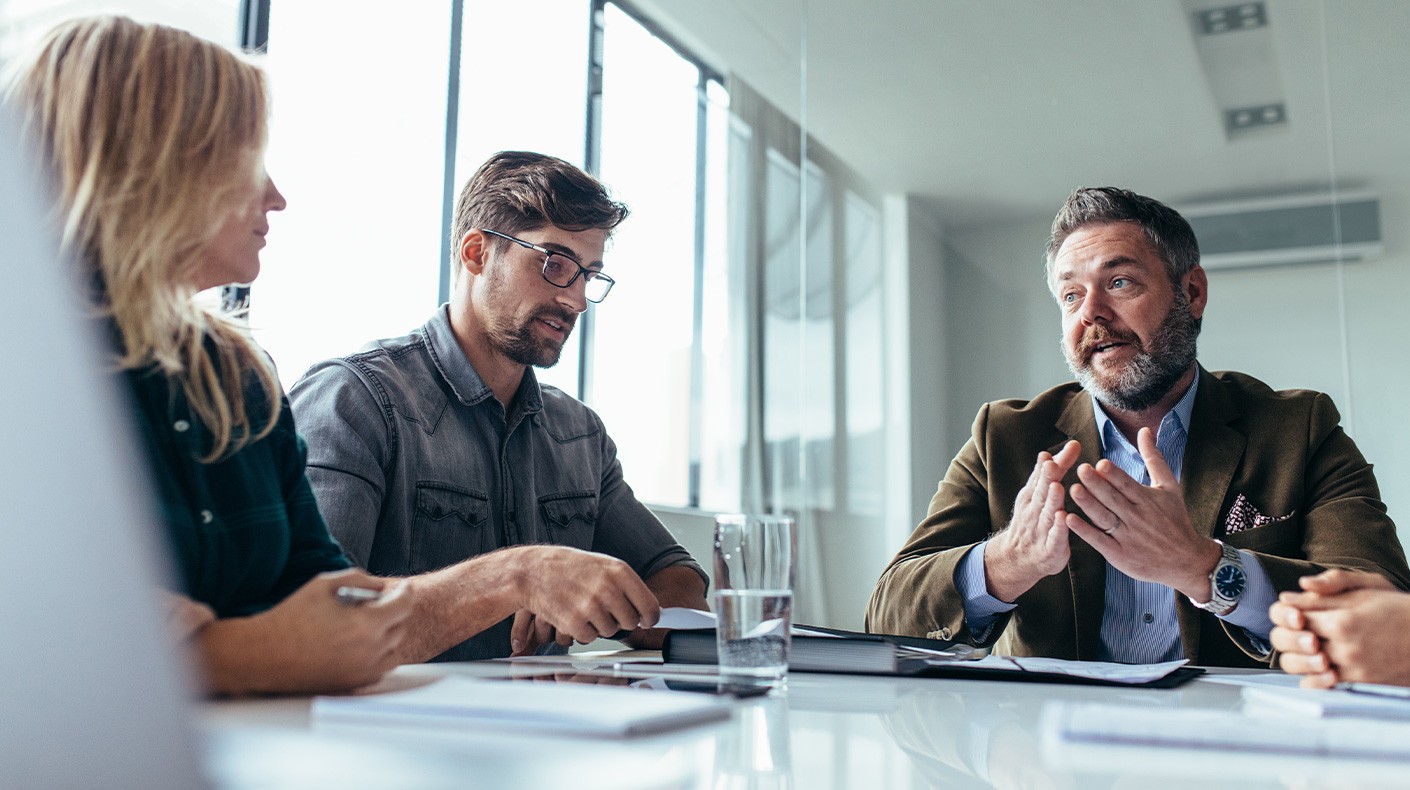 Ein Team ist am Unternehmenswerte Erarbeiten