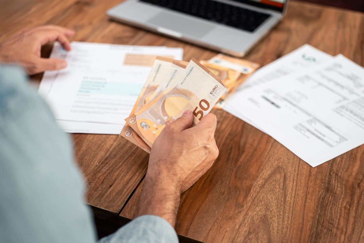 Vorschuss bei Lohn und Gehalt hilft den Arbeitnehmern aus finanziellen Engpässen.