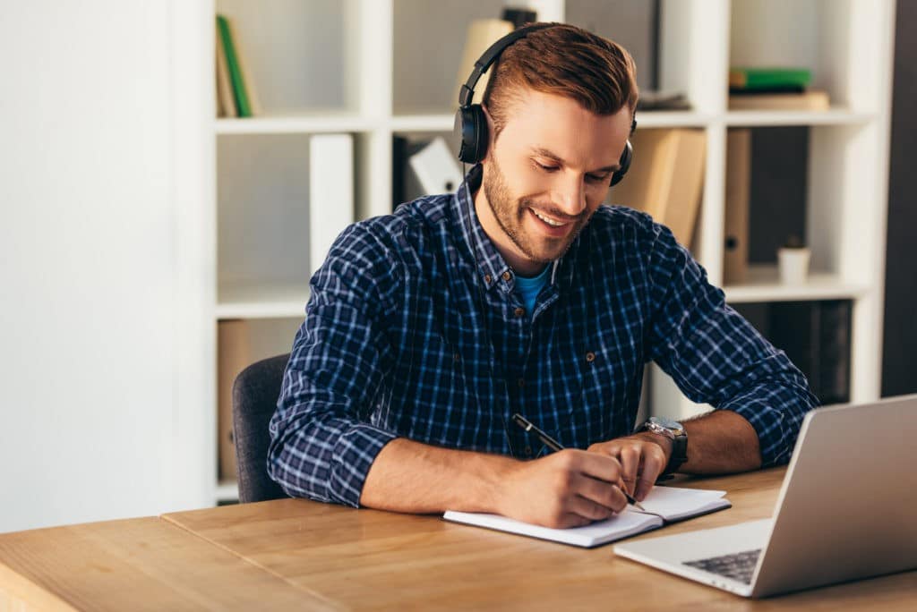 Mann nimmt an einem Webinar teil