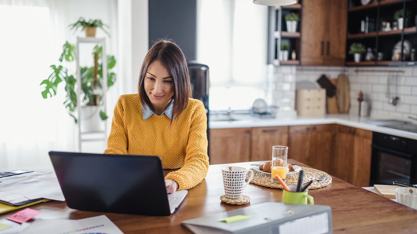 Beim Work-Life-Blending verschwimmen die Grenzen zwischen Privat- und Arbeitsleben wie bei dieser Frau